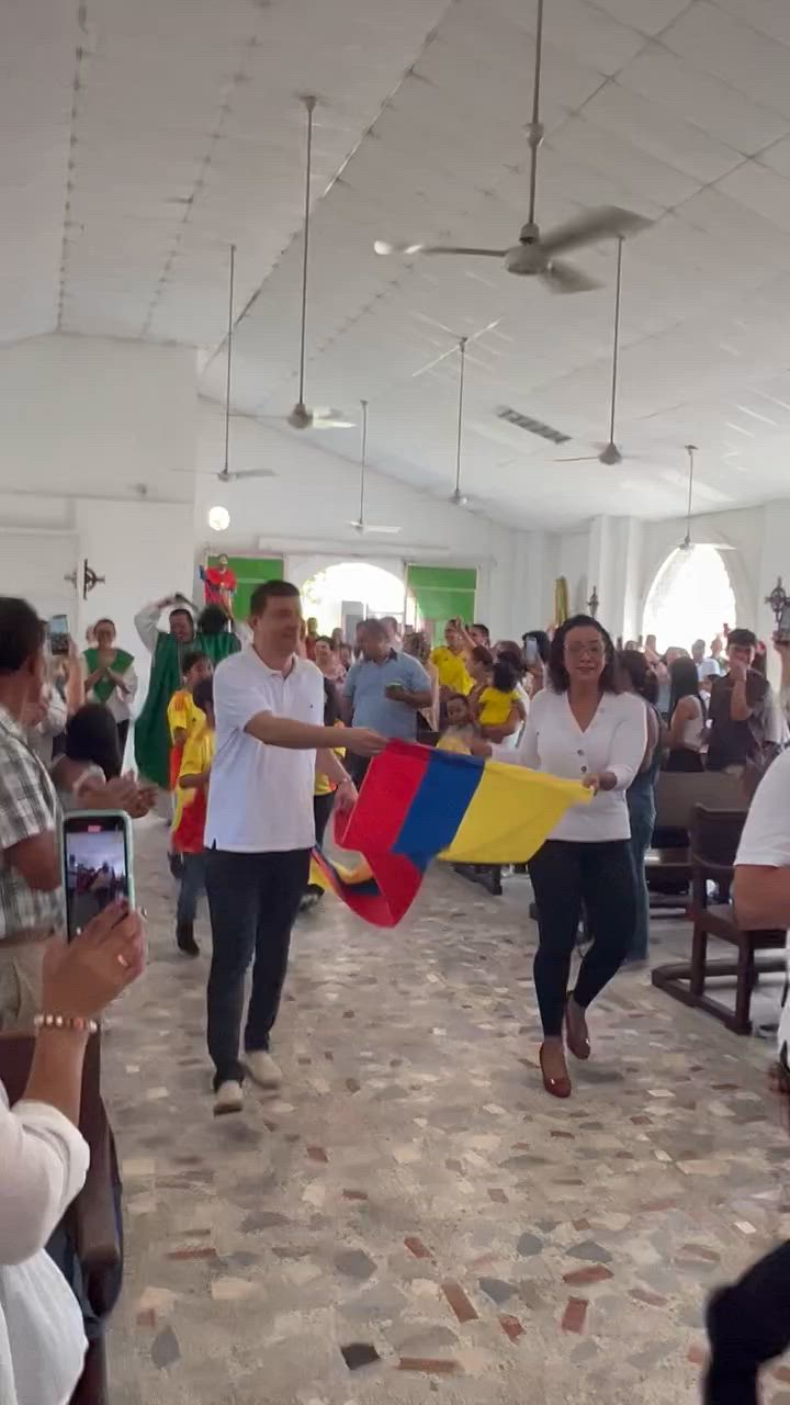 VIDEO: Cura de Santander empezó la misa bailando “mami prende la radio”