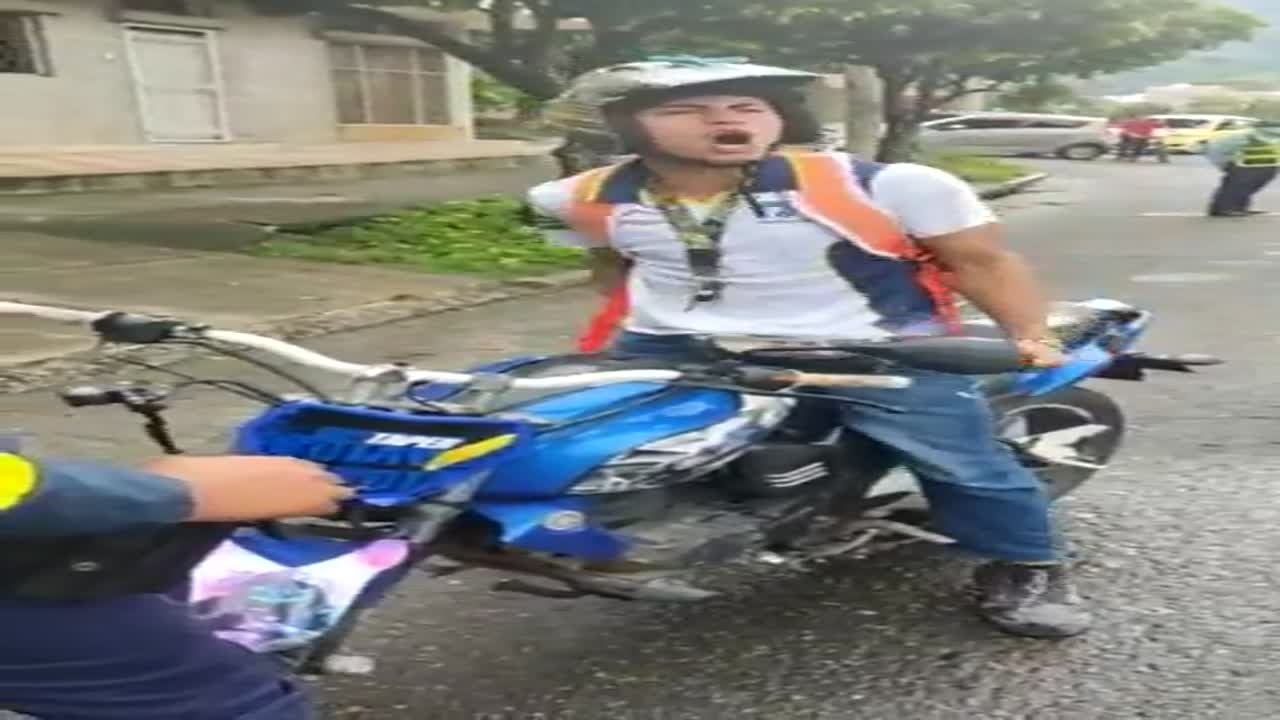 Viral vídeo hombre reacción motocicleta agentes de tránsito Bucaramanga  VIDEO: Hombre estalló al saber que le inmovilizaban su moto : VIDEO: Hombre  estalló al saber que le inmovilizaban su moto